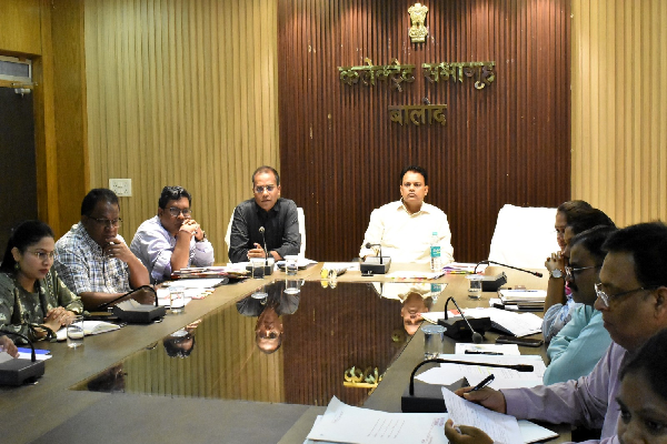 लंबित प्रकरणों का शीघ्र निराकरण सुनिश्चित करें: बालोद कलेक्टर 