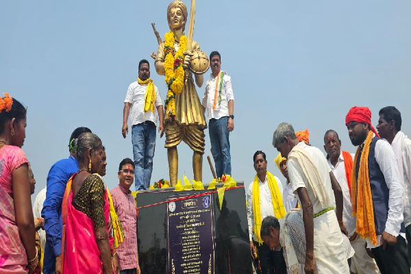 विधायक विक्रम मंडावी ने वीर आदिवासी योद्धा बाबूराव सडमेक की 12 फिट ऊँची प्रतिमा का किया आवरण।