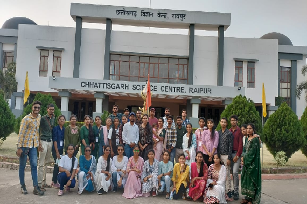  स्नातकोत्तर महाविद्यालय बालोद के समस्त छात्र-छात्राओं ने भौतिक शास्त्र अध्ययन केंद्र में हो रहे शोध गतिविधियों की जानकारी प्राप्त की तथा व्यावहारिक जीवन में हो रहे प्रयोगों का अवलोकन विज्ञान विकास केंद्र रायपुर का भ्रमण करके किया