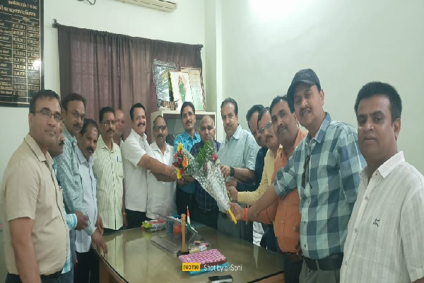  तृतीय वर्ग शासकीय कर्मचारी संघ गरियाबंद के पदाधिकारी नवनियुक्त जिला शिक्षा अधिकारी से मिले 