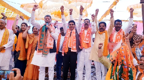  महासमुंद लोकसभा क्षेत्र में कांग्रेस को बड़ा झटका, भाजपा प्रदेश अध्यक्ष किरण सिंह देव की उपस्थिति में 1500 कांग्रेसियों ने थामा भाजपा का हाथ
