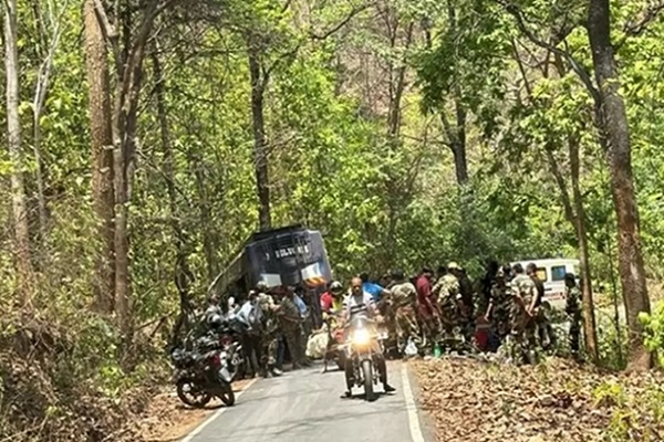 बीएसएफ जवानों की बस का एक्सीडेंट, मतदान केंद्र का दौरा कर लौट रहे थे...