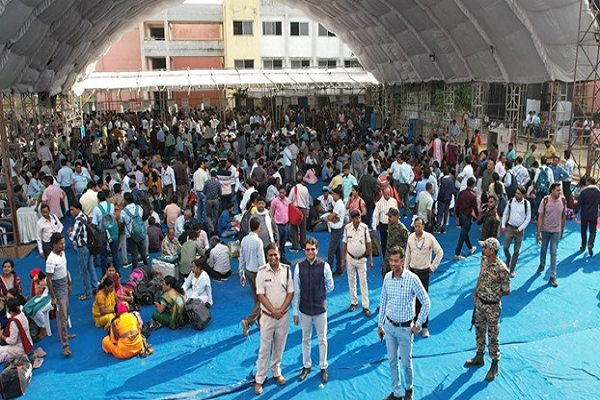 मतदान सामग्री का सुबह से वितरण