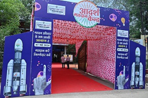 रायपुर के मतदान केंद्र बने आकर्षण का केंद्र