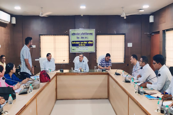 कलेक्टर ने ली छात्रावास अधीक्षकों की बैठक