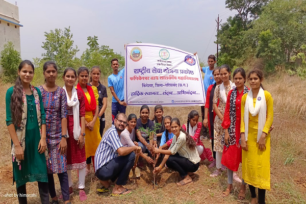 शासकीय फनीकेश्वरनाथ महाविद्यालय के स्वयंसेवको ने पर्यावरण को सुरक्षित एवं संतुलन बनाए रखने का लिया संकल्प       