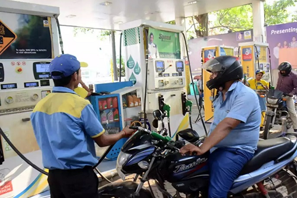 हेलमेट नहीं तो पेट्रोल नहीं : जिला प्रशासन ने जारी किया आदेश...