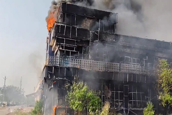 बलौदाबाजार में उग्र हुआ प्रदर्शन, भीड़ ने कलेक्टर-एसपी ऑफिस में लगाई आग...