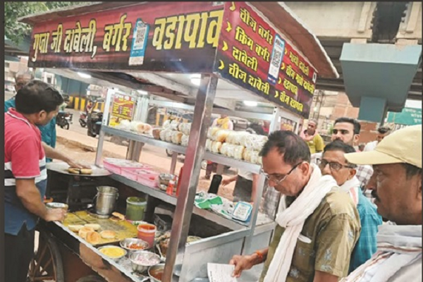 अवैध रूप से सड़क पर ठेला लगाकर व्यापार करने वालो पर निगम ने की चालानी कार्यवाही