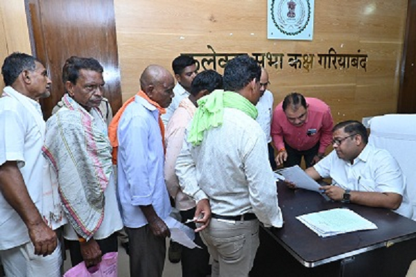 कलेक्टर ने जनचौपाल में सुनी नागरिकों की समस्याएं
