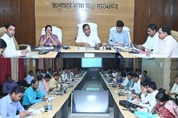 कलेक्टर ने समय-सीमा की बैठक लेकर विभागीय कार्यों समीक्षा की