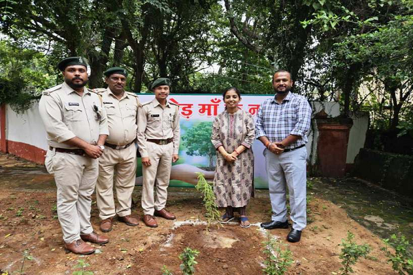 कलेक्टर-सीईओ ने किया पौधरोपण : एक पेड़ माँ के नाम