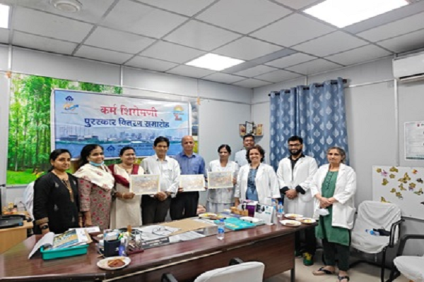 चिकित्सालय एवं अनुसंधान केन्द्र के कार्मिकों को कर्म शिरोमणि पुरस्कार से किया सम्मानित