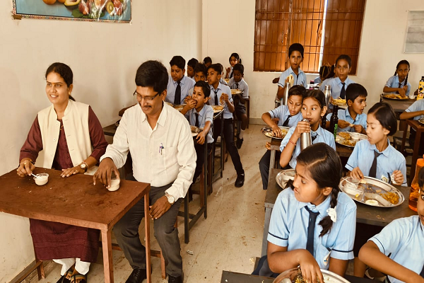 पीएचई के ईई ने स्वामी आत्मानंद विद्यालय के छात्रों को दिया न्योता भोज
