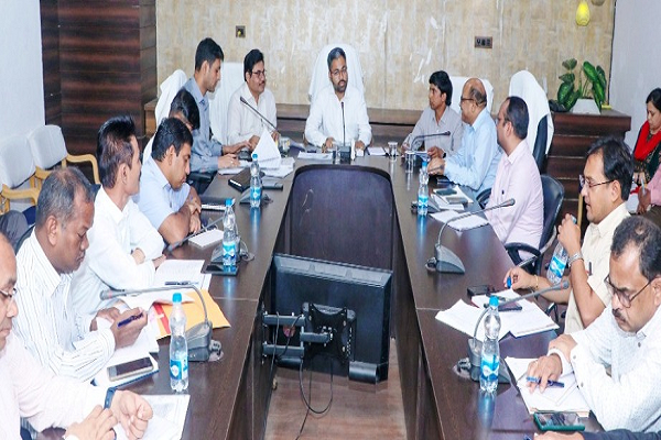  कलेक्टर नीलेश कुमार क्षीरसागर ने विभिन्न विभागों के प्रगतिरत कार्यों की समीक्षा की। बैठक