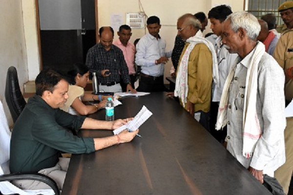  कलेक्टर इन्द्रजीत सिंह चन्द्रवाल ने जिले के विभिन्न स्थानों से पहुँचे लोगों से मुलाकात कर उनके मांगों एवं समस्याओं के संबंध में जानकारी ली