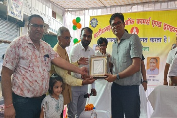 वित्त एवं वाणिज्य कर मंत्री ओपी चौधरी का बरमकेला आगमन पर चेम्बर ऑफ़ कामर्स इकॉई बरमकेला द्वारा अध्यक्ष रतन शर्मा की अगुवाई में भब्य स्वागत किया 