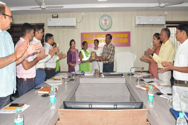 कलेक्टर एस जयवर्धन ने गतदिवस स्वच्छाताग्राही दीदीयों को सम्मनित किया