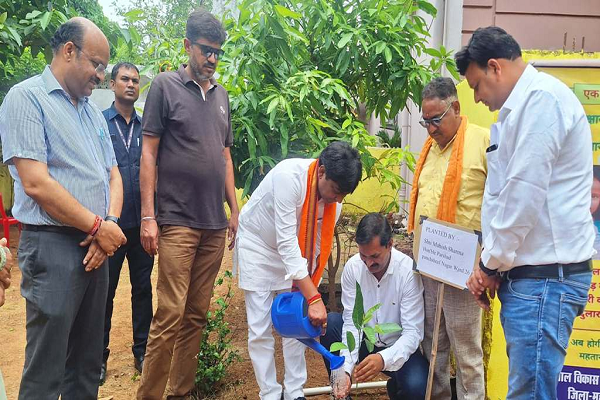 सभी आंगनबाड़ी केन्द्रों में &rsquo;एक पेड़ माँ के नाम&rsquo; अभियान के तहत पौधरोपण