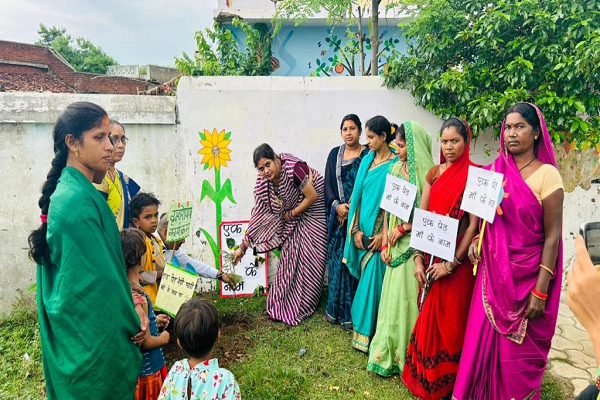  महिला एवं बाल विकास विभाग द्वारा &lsquo;&lsquo;एक वृक्ष मां के नाम और चार वृक्ष बेटियों के नाम&rsquo;&rsquo; विषय पर  पौधारोपण