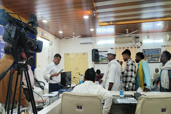 ग्रामीणों ने अप्रैल माह का राशन ना मिलने की शिकायत की थी।