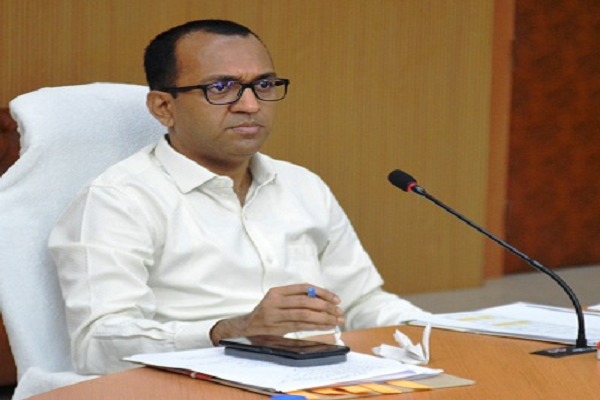 बैठक में कलेक्टर द्वारा वर्तमान दिवस तक डीएमएफ के अपूर्ण कार्यों की गहन समीक्षा की गई 