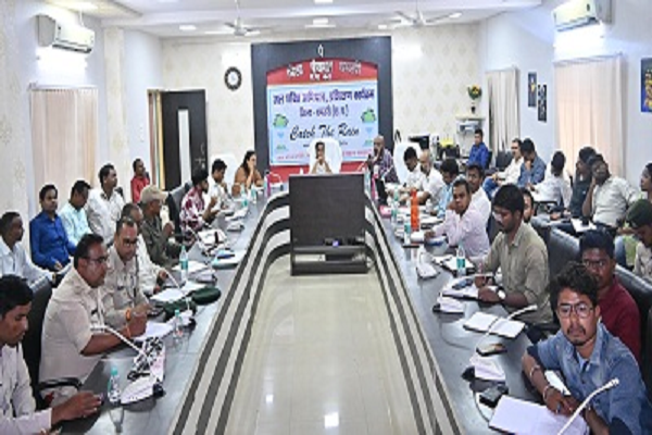 कलेक्टर नम्रता गांधी के निर्देशानुसार जल जगार उत्सव और वृक्षारोपण कार्यक्रम सहित स्वच्छता अभियान भी चलाया जा रहा है