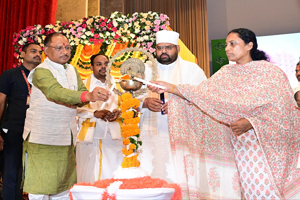 संत प्रवर श्री विज्ञानदेव जी महाराज के पावन  सानिध्य में जय स्वर्वेद कथामृत का कर रहे श्रवण