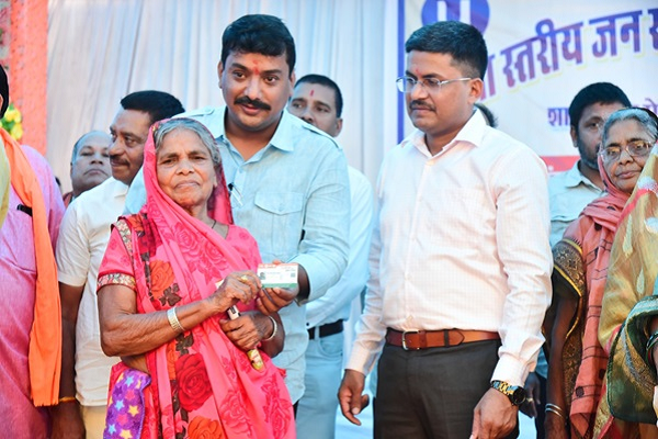 शासन की योजनाओं की जानकारी देने प्रशासन पहुंच रहा आपके द्वार: विधायक शुक्ला