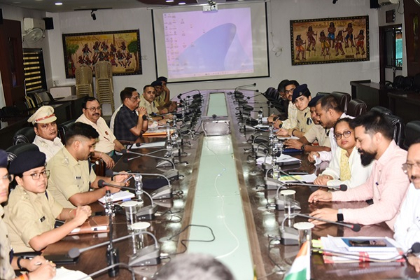 कानून व्यवस्था बनाए रखने सभी अधिकारी सजगता एवं सतर्कता से करें काम-कलेक्टर