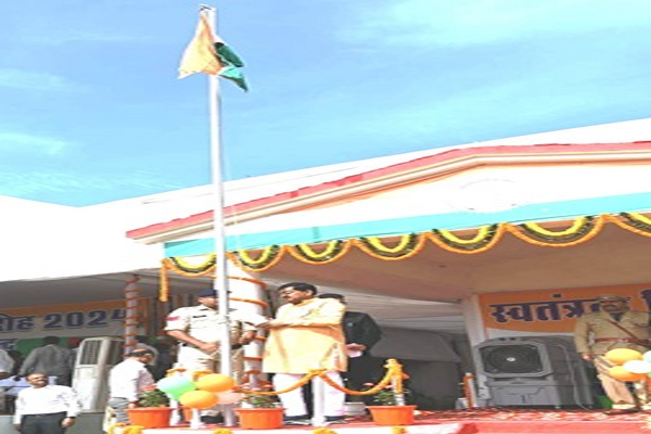 महासमुंद में खाद्य मंत्री दयालदास बघेल ने किया ध्वजारोहण