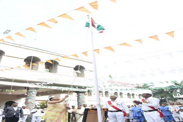 कलेक्टर कार्यालय-निवास में कलेक्टर गांधी ने किया ध्वजारोहण