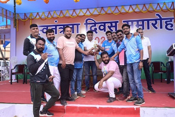 सद्भावना क्रिकेट मैच में अधिकारी कर्मचारी इलेवन ने नागरिक इलेवन को 6 विकेट से हराया
