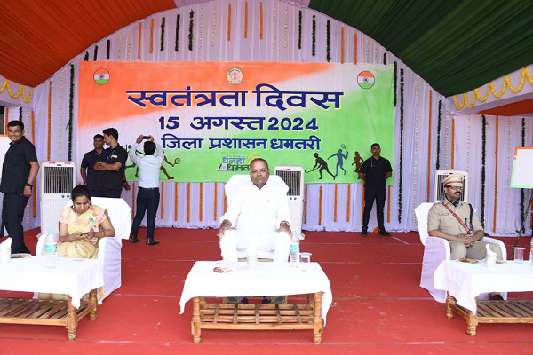 विधायक चन्द्राकर ने धमतरी में किया ध्वजारोहण