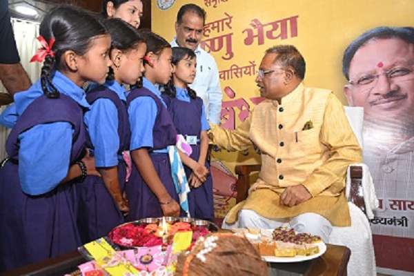 मुख्यमंत्री की कलाई पर अभ्यास स्कूल की छात्राओं ने सजाई खुद की बनाई राखी