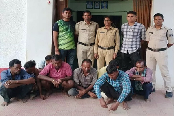 जंगल में जुआ खेलते 8 आरोपी गिरफ्तार