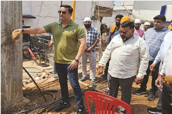 गुरूद्वारा के छत ढलाई कार्यक्रम में शामिल हुए युवा ट्रांसपोर्टर इन्द्रजीत सिंह