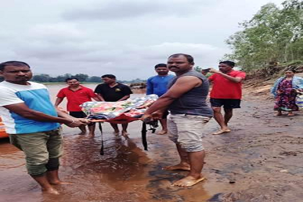 बाढ़ के नगर सेना की टीम ने गर्भवती महिला को सुरक्षित अस्पताल पहुंचाया