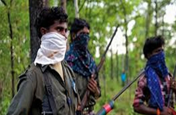 नक्&zwj;सलियों ने अपने ही साथी को उतारा मौत के घाट, लाल आतंक का रास्&zwj;ता छोड़ करने जा रहा था आत्मसमर्पण