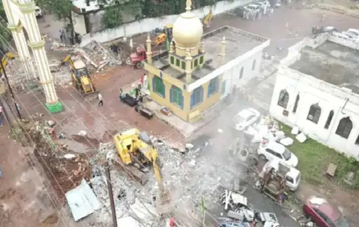 भिलाई में मस्जिद के नाम पर अवैध कब्जे पर निगम का चला बुलडोजर