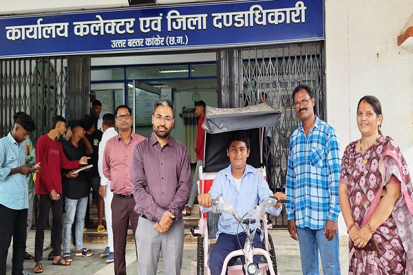 बैटरी चलित ट्रायसिकल मिलने से दिव्यांग लक्ष्य की खिल उठी मुस्कान
