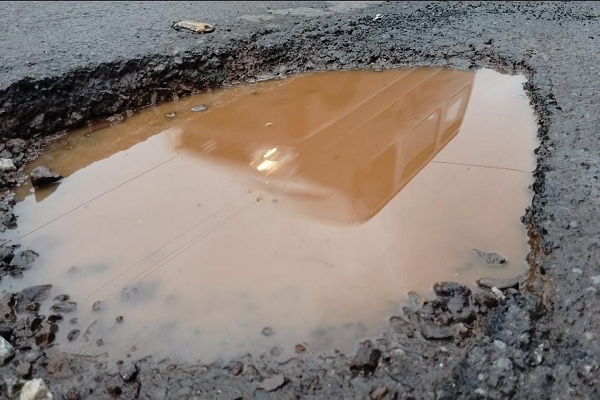 आम जनता को आवागमन हो रही परेशानी किरंदुल कि  गौरवपथ गड्ढों में तब्दील !