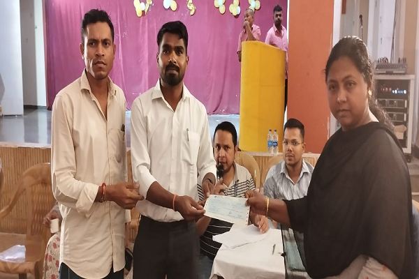 *एनएमडीसी किरंदुल ने आपदा पीड़ितों को प्रदान की मुआवजा*  266 आपदा पीड़ितों को मुआवजा दी गई.