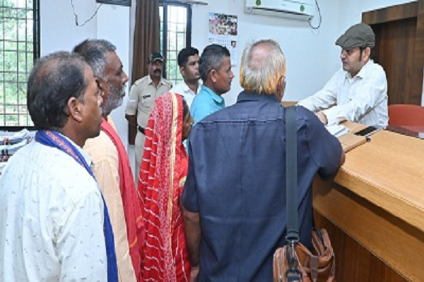 कलेक्टर के निर्देश पर अपर कलेक्टर ने जनदर्शन में सुनी आम नागरिकों की समस्याएं