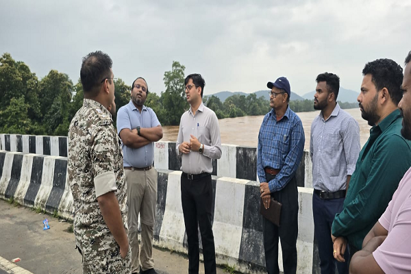 डीआईजी, कलेक्टर-एसपी सहित वरिष्ठ अधिकारियों ने बाढ़ प्रभावित क्षेत्रों का किया दौरा
