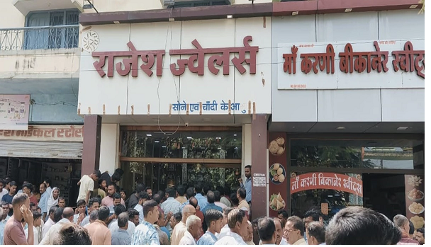 छत्&zwj;तीसगढ़ में दिनदहाड़े एक करोड़ की लूट, बलरामपुर के ज्वेलरी शॉप में घुसे तीन बदमाश, कट्टे की नोक पर जेवर लूटकर भागे
