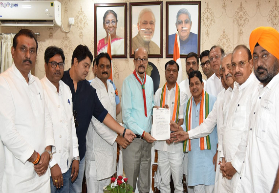 राज्य की बिगड़ती कानून व्यवस्था तथा बलौदाबाजार मामले में निर्दोषों की गिरफ्तारी के विरोध में कांग्रेस ने राज्यपाल को ज्ञापन सौंपा