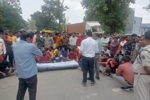 सड़क पर शव रखकर तीन घंटे चक्का जाम, मुआवजा की मांग