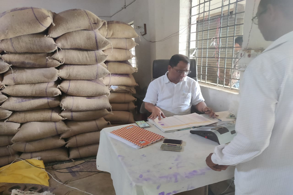*प्रभारी अधिकारी खाद्य नारायण प्रसाद गवेल ने किया उचित मूल्य दुकानों का निरीक्षण राशन वितरण में लापरवाही बर्दाश्त नहीं* 