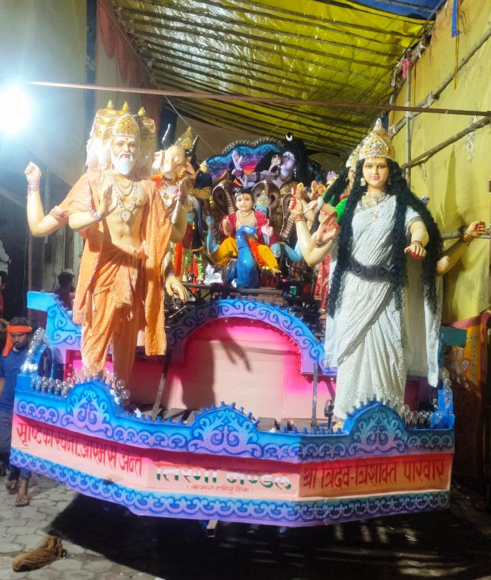 तिरंगा मंडल में सृष्टि के रचनाकार त्रिदेव त्रिशक्ति परिवार